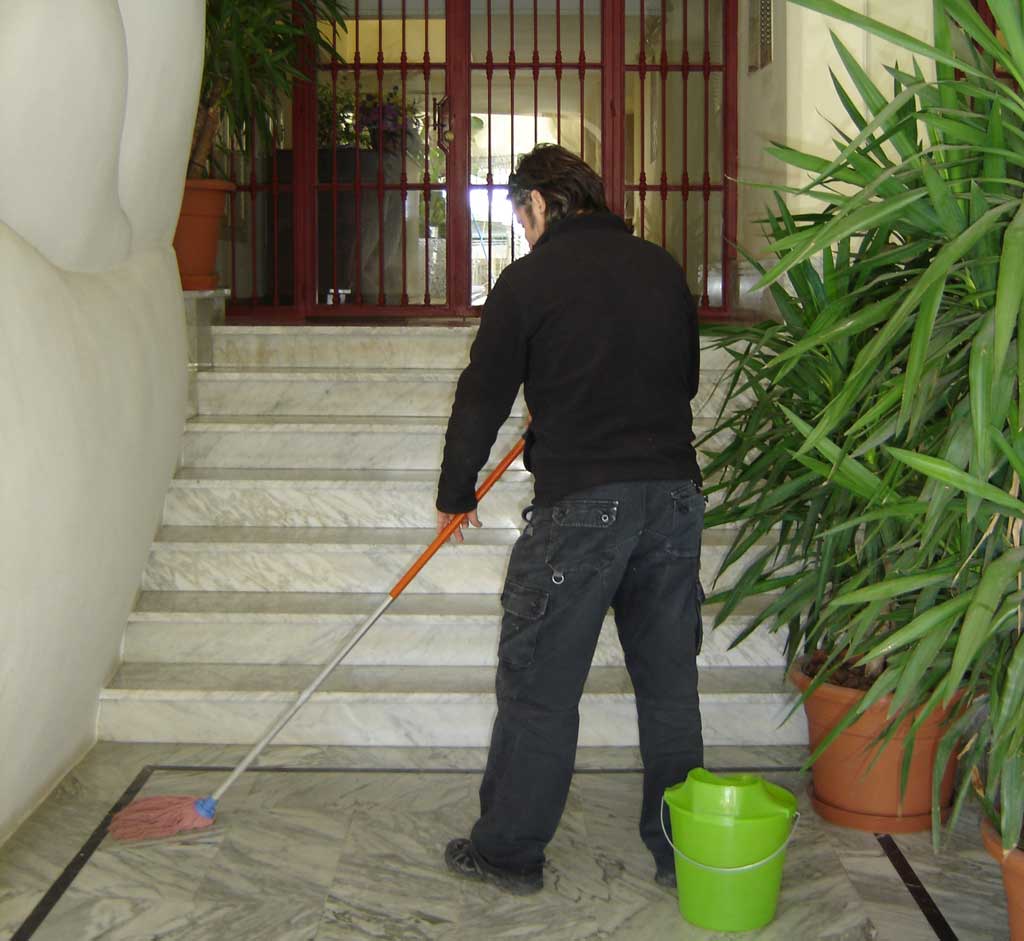 Servicio integral de limpieza de comunidades y urbanizaciones en Marbella personal de limpeza urbanizacion marbella