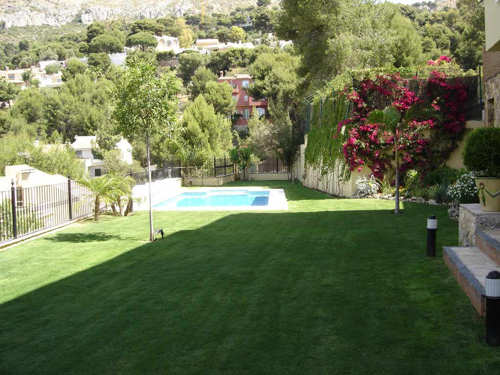 jardin y piscina urbanizacion marbella